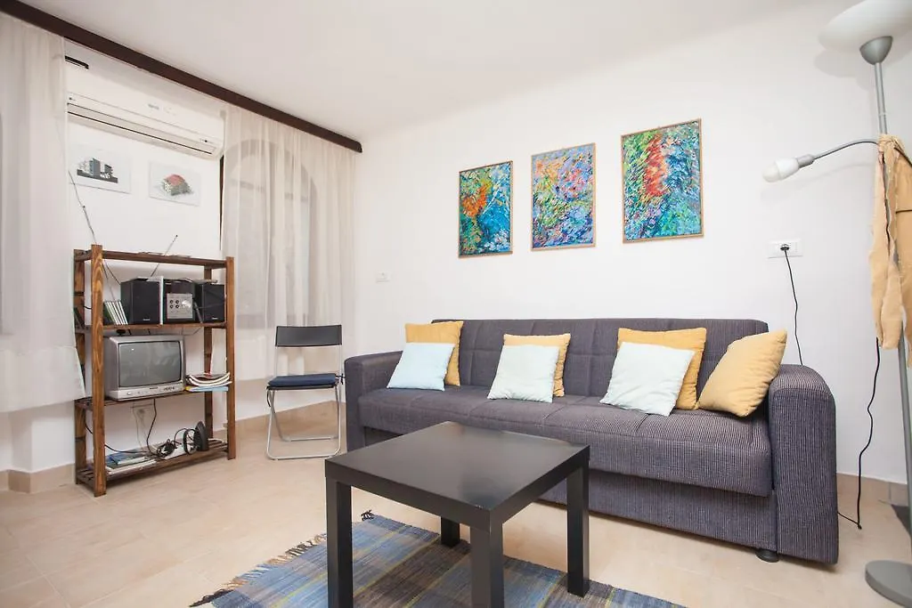 Apartment Zdenac ロヴィニ