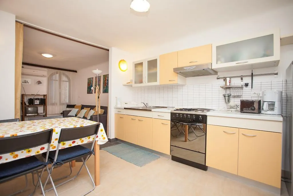 Apartment Zdenac ロヴィニ